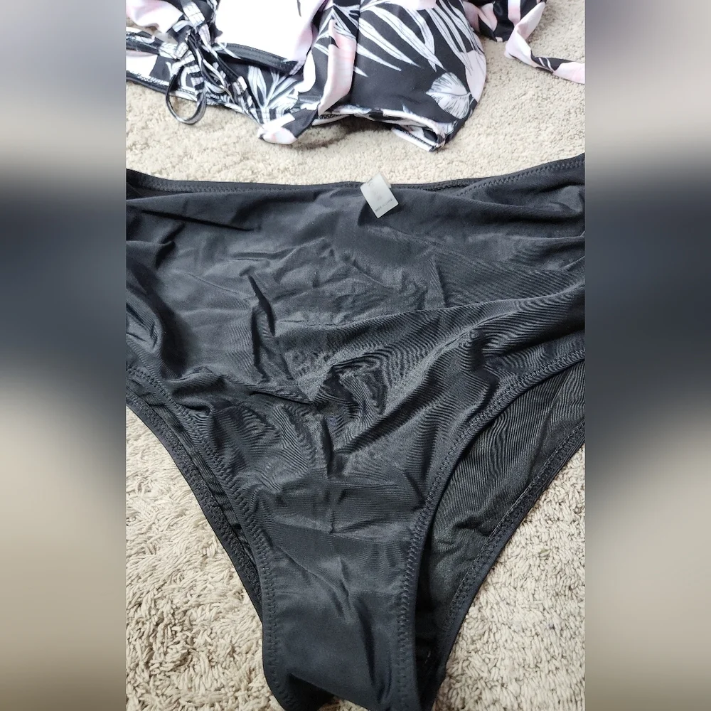 Women's Bikini Set With Black Bottoms & A Black/Pink Floral Swim Top - L